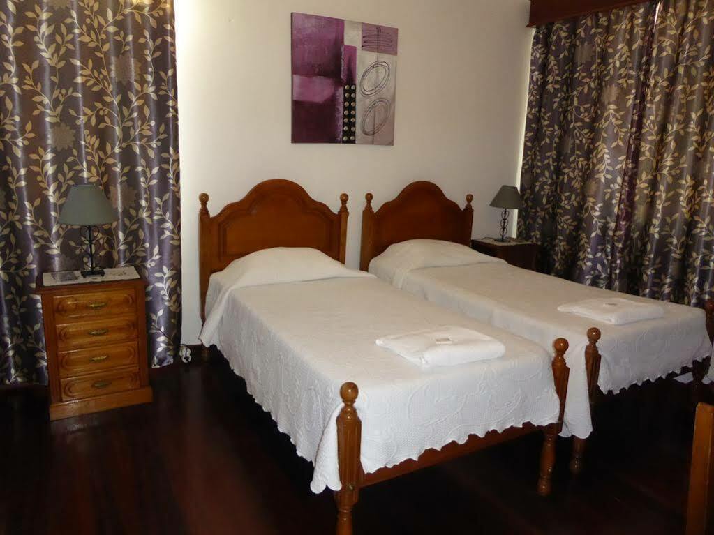 Casa De Hospedes Isaias อังกรา ดู เอโรอิสโม ภายนอก รูปภาพ